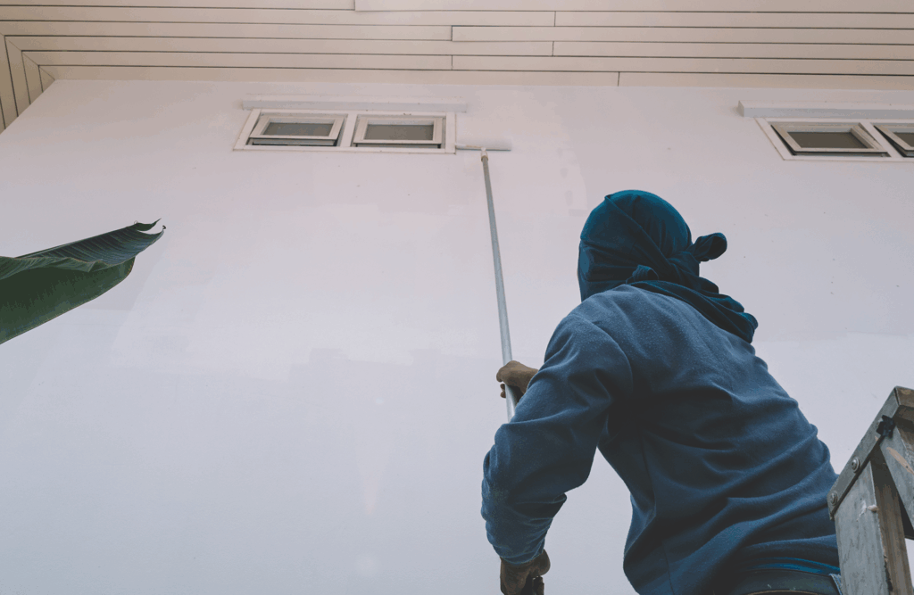 Pinturas Flores, Revestidores de fachadas cualificados en Benicarló. Un trabajador aplicando una segunda capa de blanco a una fachada.