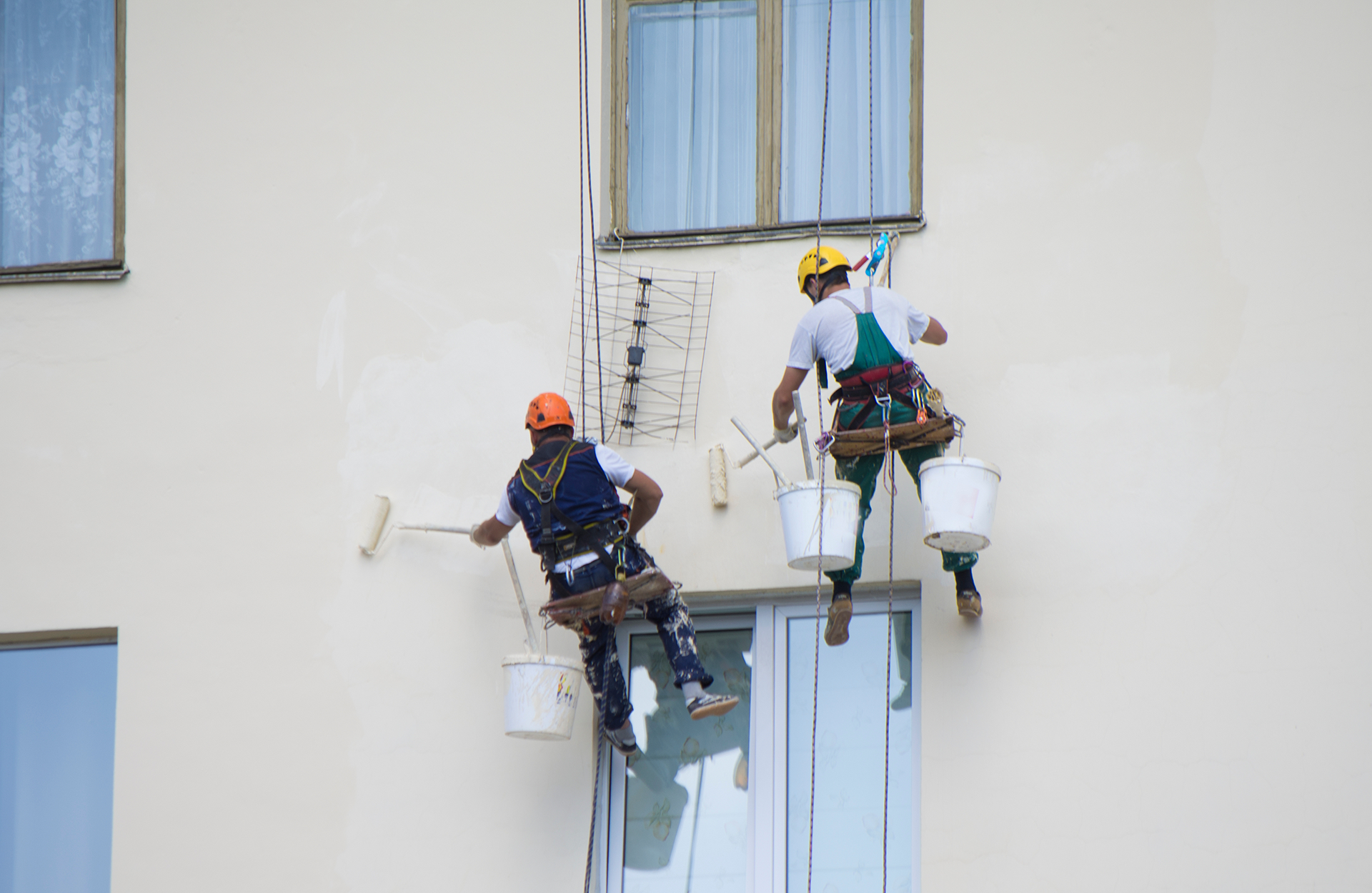Pinturas Flores, Revestidores de fachadas cualificados en Santa Magdalena. Pintores aplicando una segunda capa de blanco a una fachada.