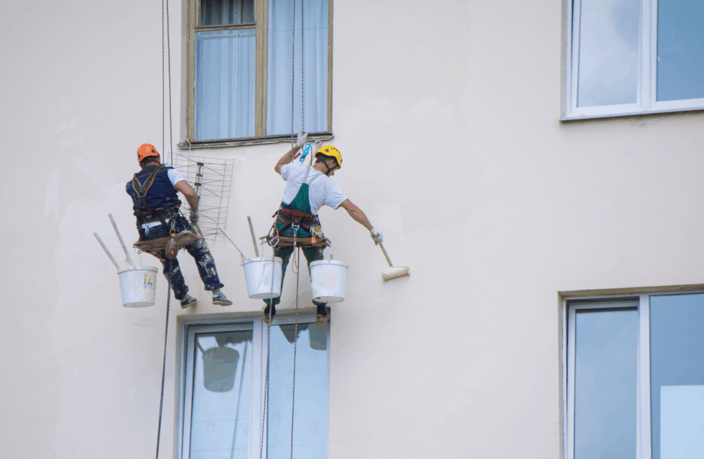 Pinturas Flores, Revestidores de fachadas cualificados en Traiguera. Un par de pintores pintando de blanco una fachada blanca.