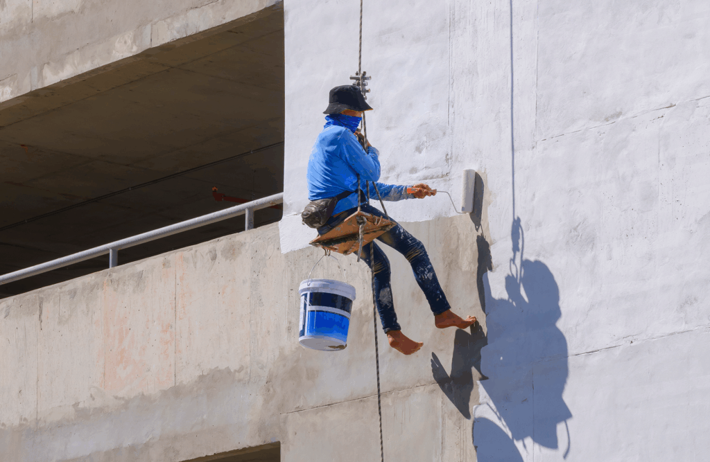 Pinturas Flores, Revestidores de fachadas cualificados en Vinaròs. Pintor pintando una fachada de blanco.