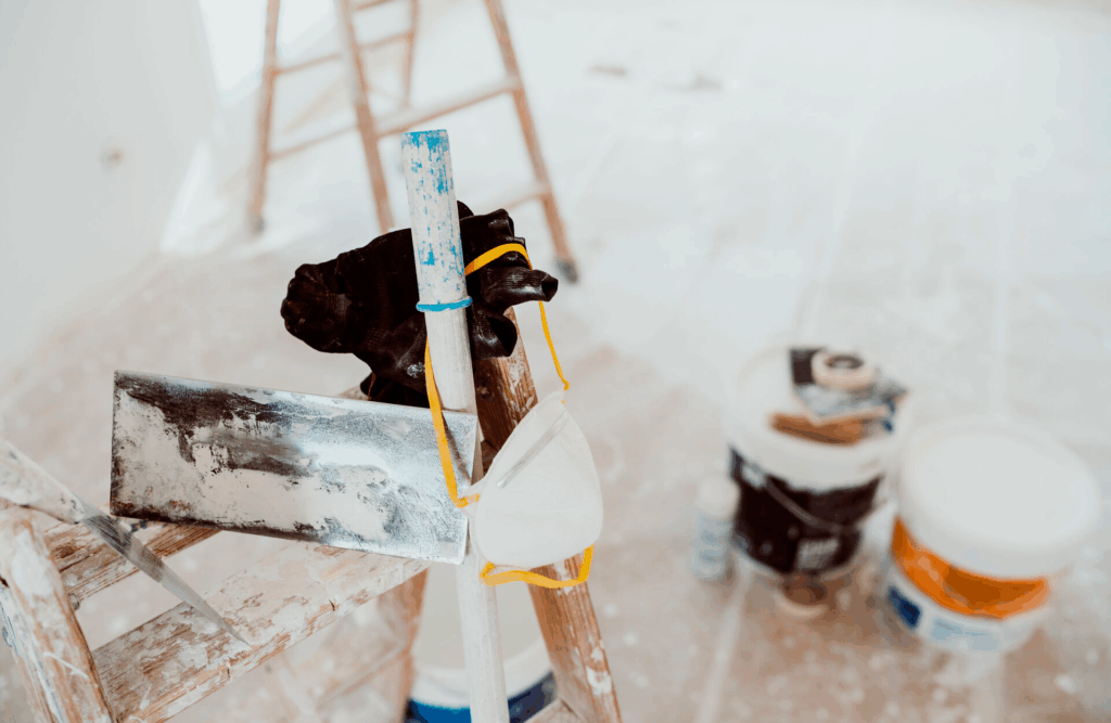 Pinturas Flores, servicios de pintura profesionales en Santa Magdalena. Equipamiento para pintar manchado de blanco.