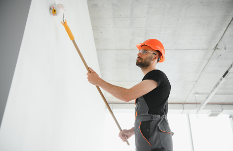 Pinturas Flores, pintores expertos de parkings y comunidades en Peñíscola. Persona supuestamente pintando la pared.