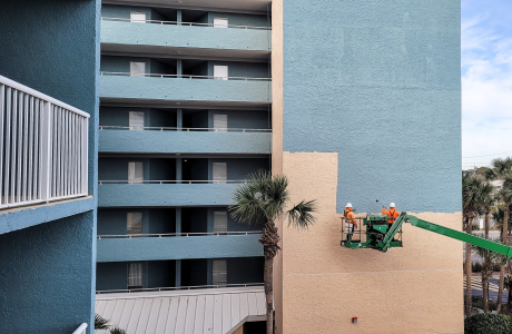 Pinturas Flores, Revestidores de fachadas cualificados en Benicarló. Un par de trabajadores pintando una fachada de azul.