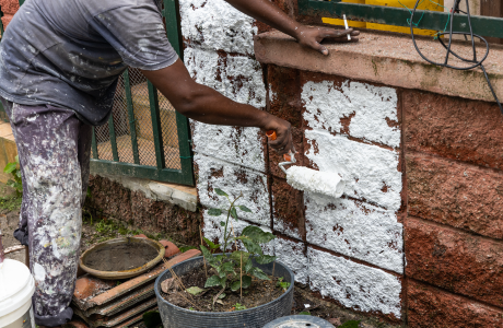 Pinturas Flores, Revestidores de fachadas cualificados en Peñíscola. Hombre pintando baldosas de blanco.
