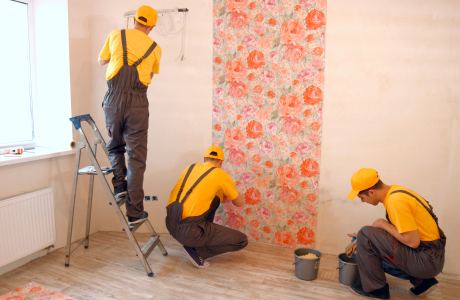 Pinturas Flores, instaladores de papel tintado experienciados en Vinaròs. Grupo de trabajadores acabando de implementar la primera tira de papel pintado.