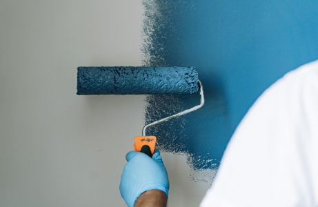 Pinturas Flores, servicios de pintura profesionales en Benicarló. Persona pintando de cerca con color azul.