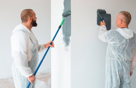 Pinturas Flores, servicios de pintura profesionales en Cálig. Pintores pintando de gris una pared.