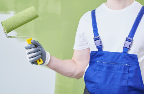 Pinturas Flores, servicios de pintura profesionales en Sant Jordi. Un pintor tomándose un descanso de pintar una pared verde.